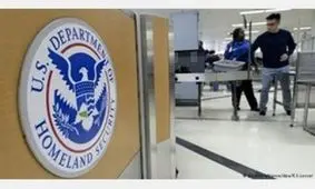 ماموران آمریکایی مهاجران را برهنه بازرسی می کنند