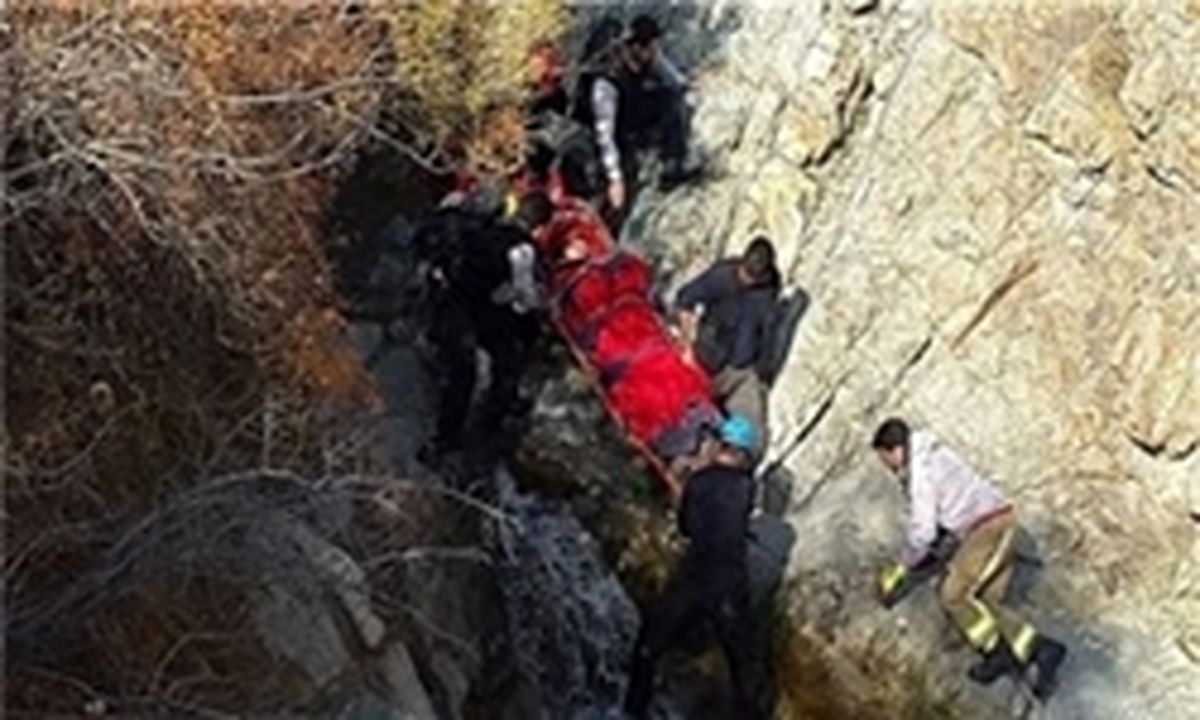 جوان 18 ساله در سقوط 15 متری از کوه صفه جان سالم به در برد