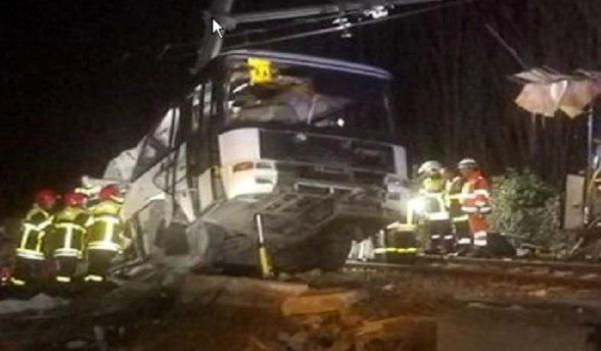 تصادف مرگبار قطار در فرانسه، اتوبوس را دو نیم کرد