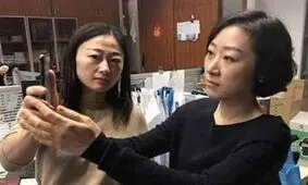 یک زن چینی از باز شدن قفل آیفون ۱۰ توسط همکارش خبر می‌دهد