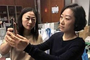 یک زن چینی از باز شدن قفل آیفون ۱۰ توسط همکارش خبر می‌دهد