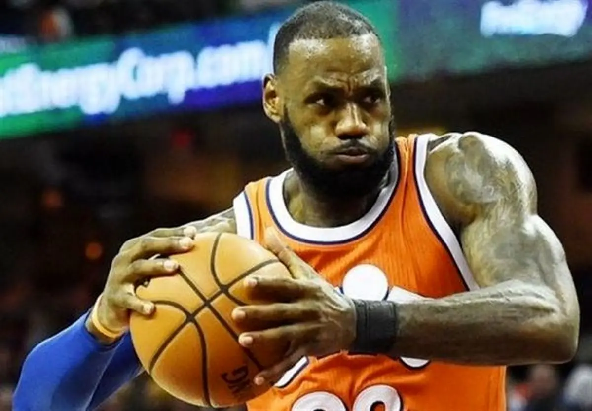 پیغام جیمز به ترامپ با کفش‌هایش + عکس