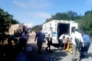 12 کشته در واژگونی اتوبوس گردشگران +تصاویر