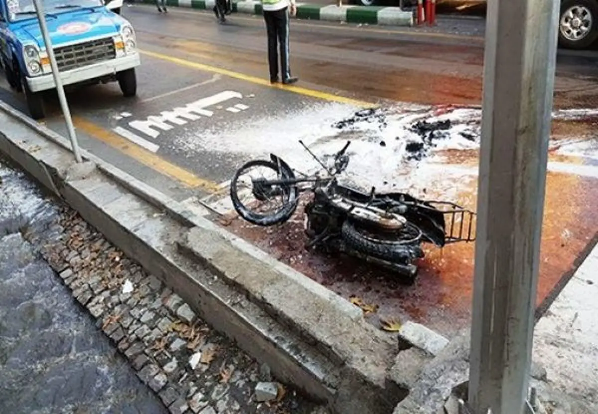 به آتش کشیدن موتور در خیابان ولی عصر تهران در اعتراض به توقیف موتور