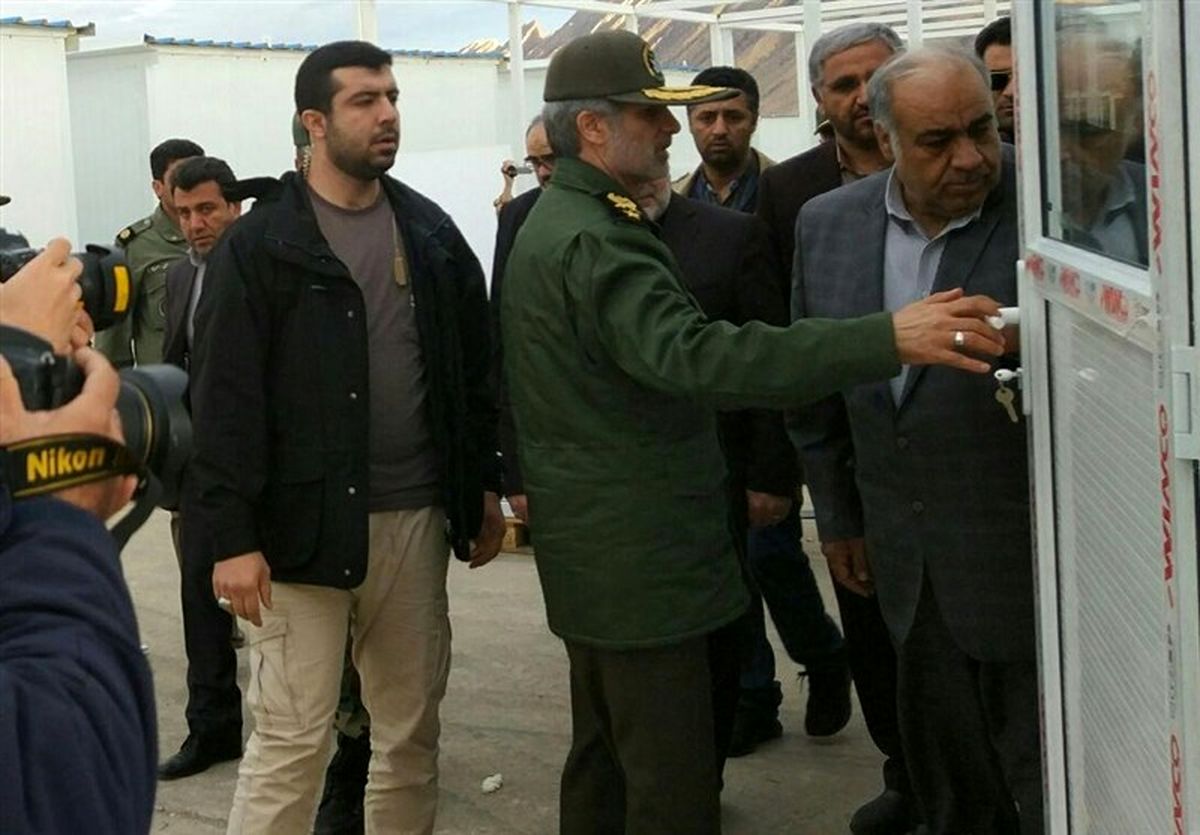 وزیر دفاع از مناطق زلزله‌زده استان کرمانشاه بازدید کرد