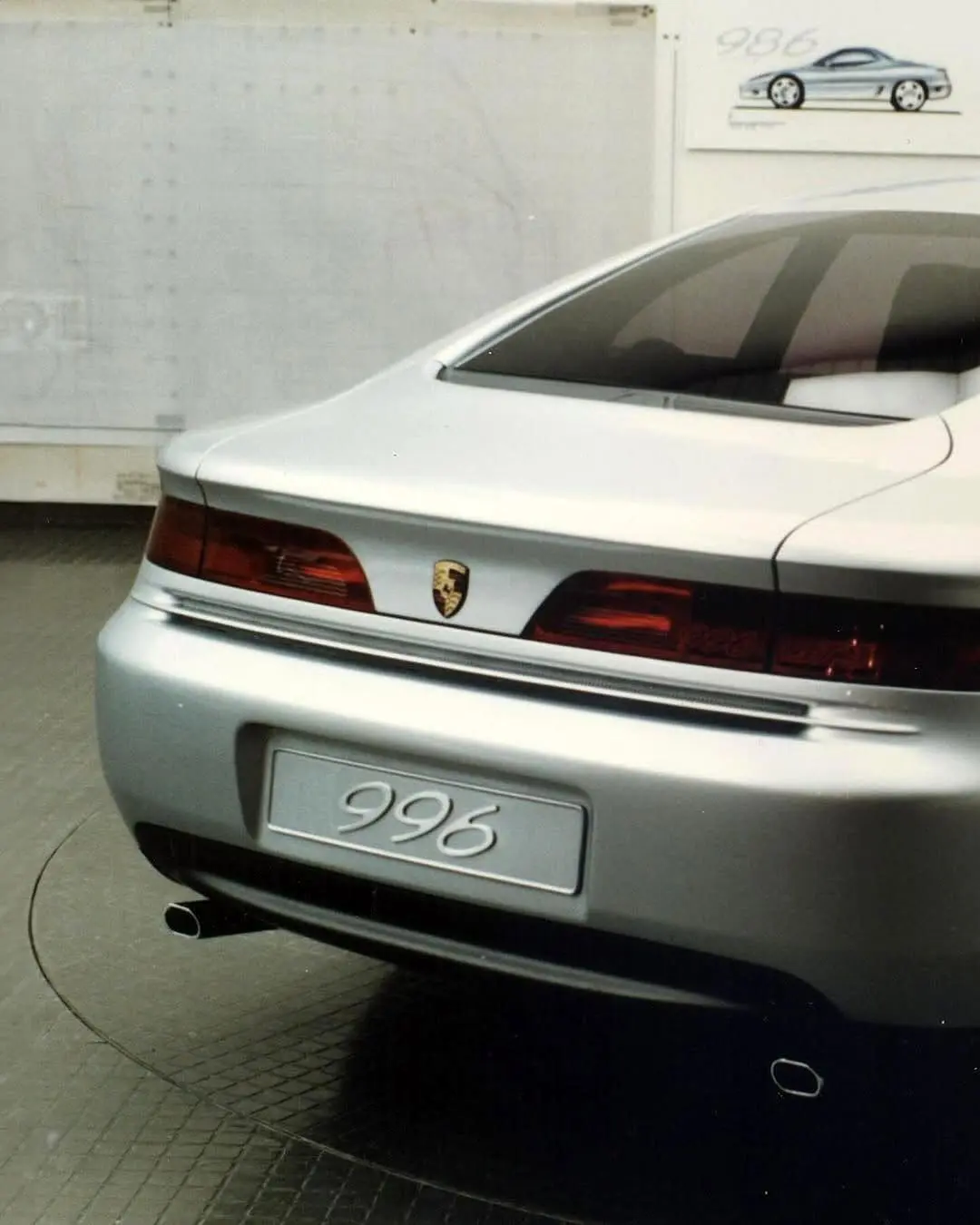 تصویری از طرح‌های پیشنهادی شرکت طراحی برتونه برای خودروهای اسپرت پورشه ۹۱۱ (کد ۹۹۶) و پورشه باکستر (کد ۹۸۶) مربوط به سال ۱۹۹۲؛ این طرح‌ها نمایانگر تلاش پورشه برای صرفه‌جویی در هزینه‌ها از طریق اشتراک‌گذاری قطعات بین دو مدل در دوران بحران مالی هستند.