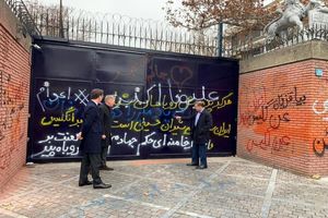بازدید سفرای خارجه انگلیس، فرانسه، آلمان از دیوار  از شعار نویسی ها در دیوار سفارت/ عکس