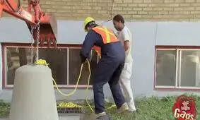 دوربین مخفی خنده دار له شدن کارگر زیر ستون بتنی