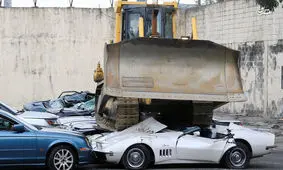 رد شدن لودر از روی خودرو‌های لوکس قاچاق در فیلیپین