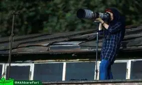 دختری روی شیروانی داغ/ بی واسطه با بانويی که از پشت‌بام دیدار نساجی- ذوب‌آهن را عکاسی کرد