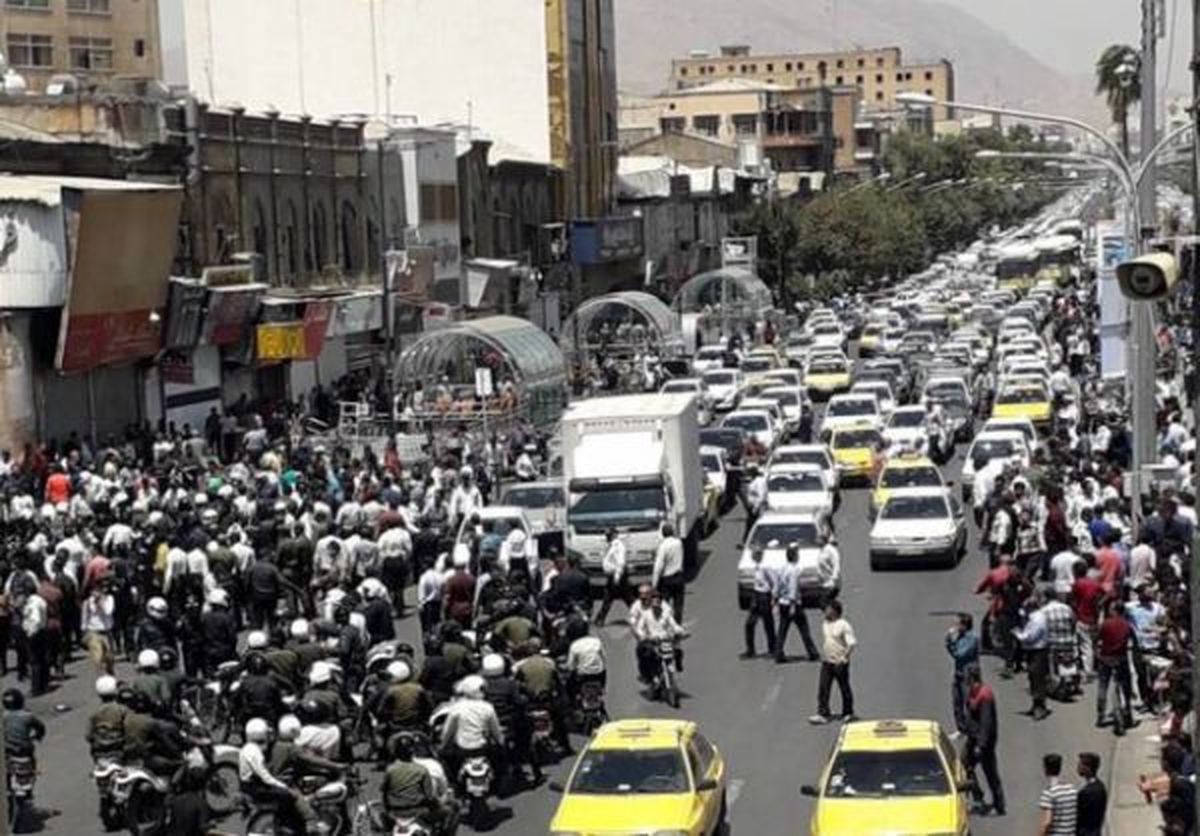 تجمع گروهی از مردم در شیراز