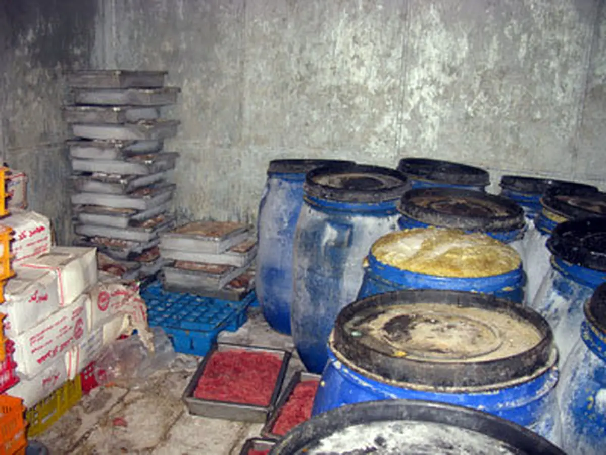 معدوم‌سازی بیش از ۲ تن خمیر خرمای آلوده در آبادان