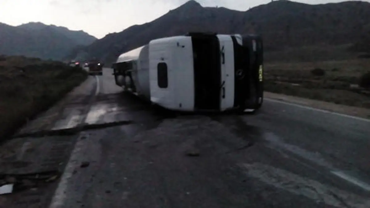 واژگونی تانکر 24 هزار لیتری روغن صنعتی در جاده قدیم تهران ساوه