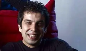 عکس یادگاری آقای بازیگر با 2 آفریقایی غول پیکر