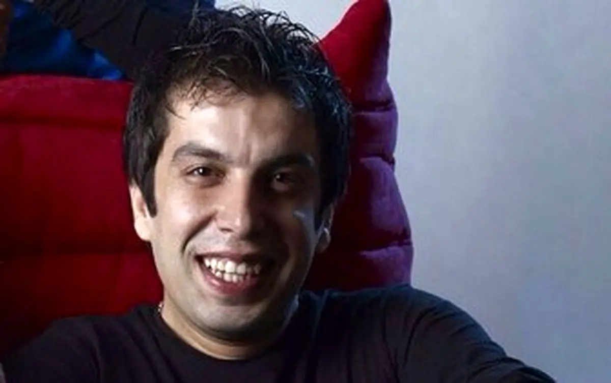 عکس یادگاری آقای بازیگر با 2 آفریقایی غول پیکر