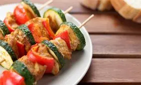 طرز تهیه کباب چوبی مرغ و سبزیجات؛ غذایی پرکالری و کم‌چرب