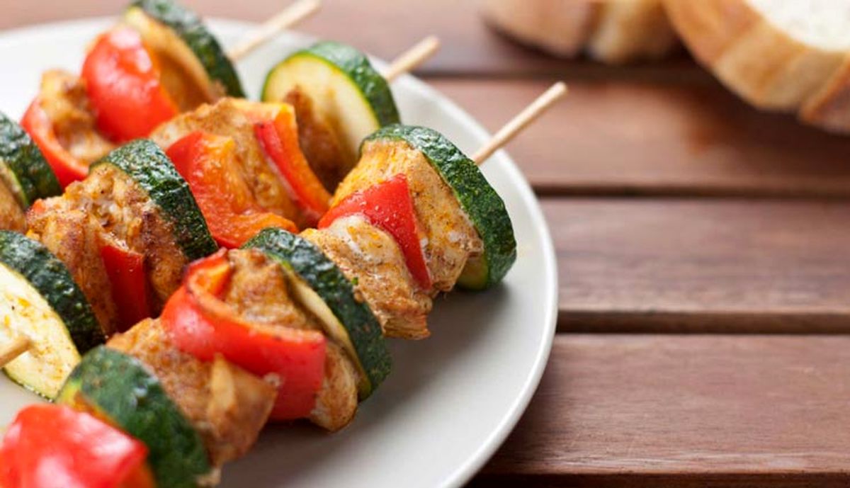 طرز تهیه کباب چوبی مرغ و سبزیجات؛ غذایی پرکالری و کمچرب
