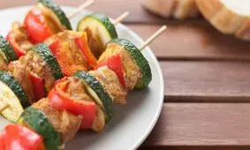 طرز تهیه کباب چوبی مرغ و سبزیجات؛ غذایی پرکالری و کم‌چرب