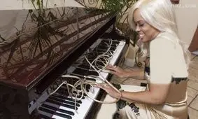 زندگی جالب زنی با بلندترین ناخن های جهان