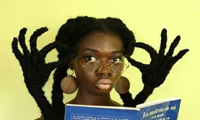 این دختر با موهای خود مجسمه می سازد