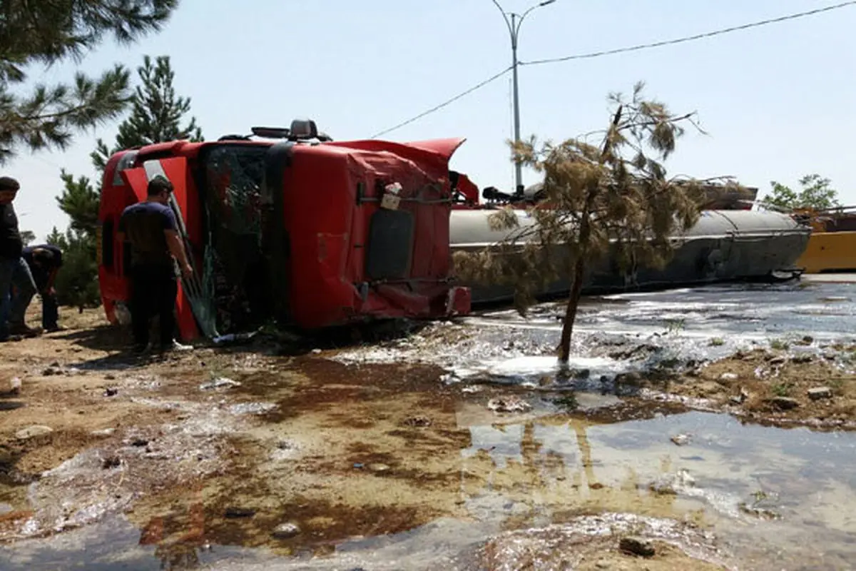 واژگونی تریلی حاوی مواد اولیه صنایع غذایی در اسلامشهر