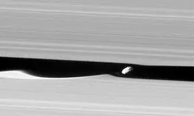 عکس خارق‌العاده کاسینی از قمر زحل/عکس روز ناسا