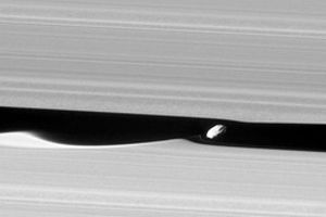 عکس خارق‌العاده کاسینی از قمر زحل/عکس روز ناسا