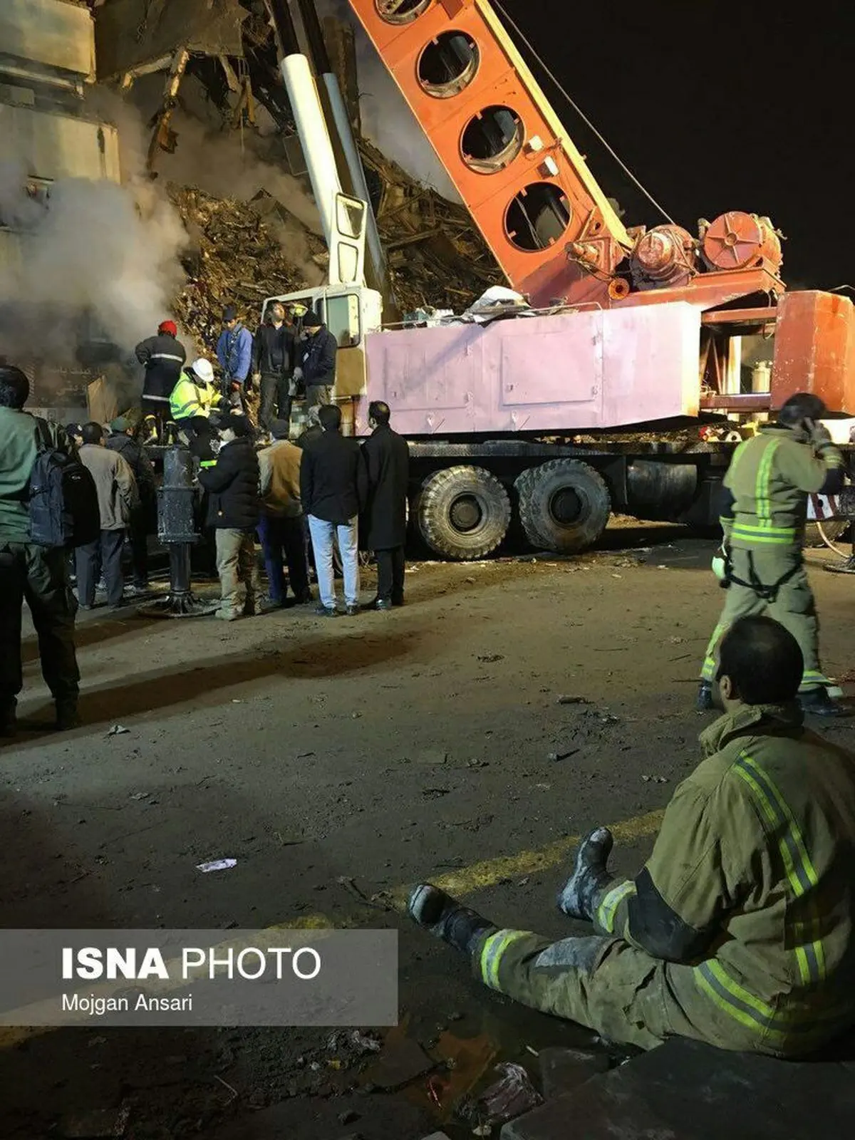 اظهارات یکی از آتش نشان ها درباره دشواری عملیات رسیدن به زیرآوارماندگان