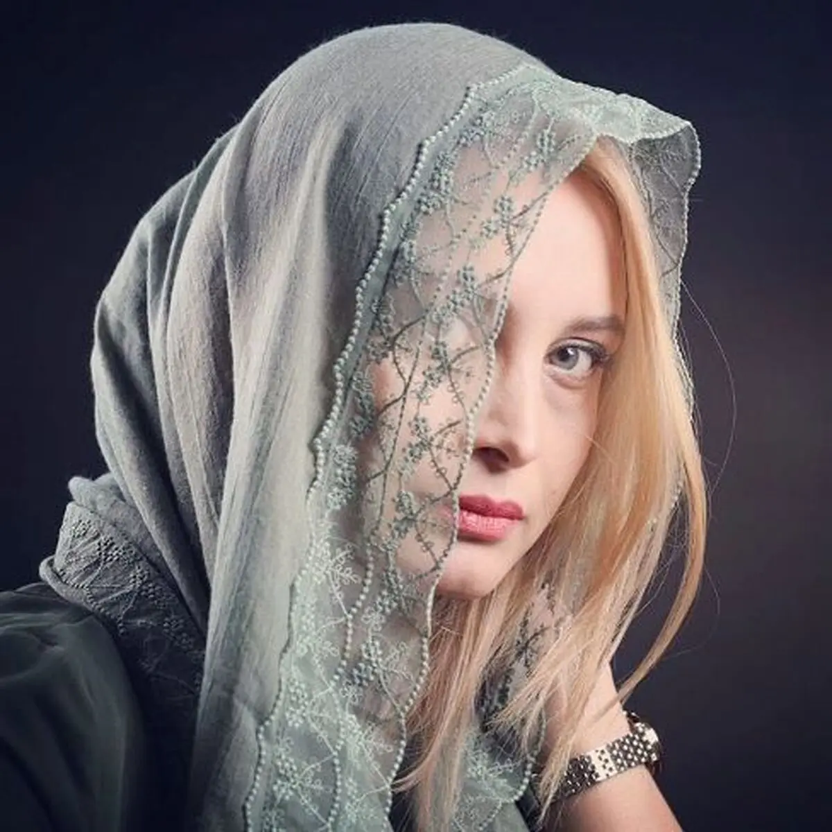 حضور خانم بازیگر در مزون لباس
