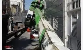 واژگونی جرثقیل در چهار باغ