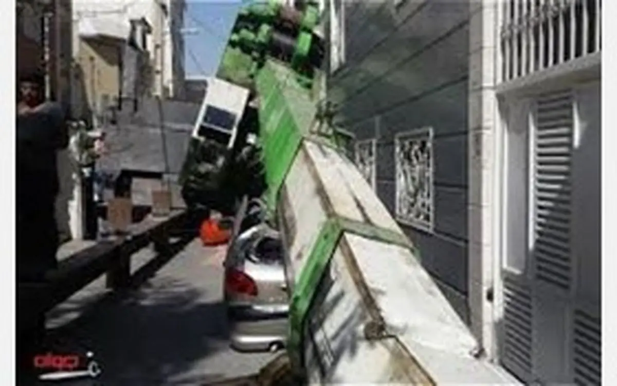 واژگونی جرثقیل در چهار باغ