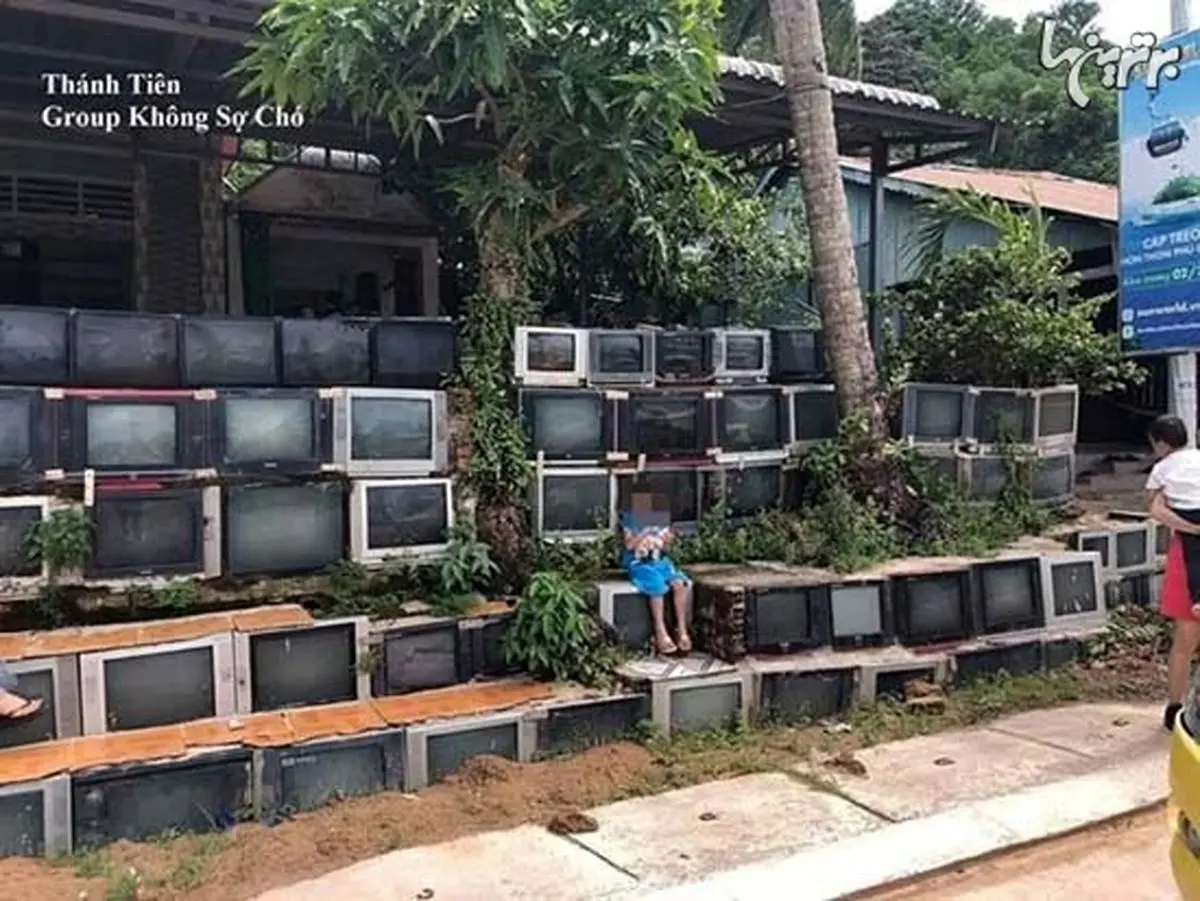 دیوار این خانه با تلویزیون‌های کهنه ساخته شده