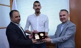 «فرهاد قائمی» نخستین سفیر خیرین مدرسه‌ساز در عرصه ورزش شد