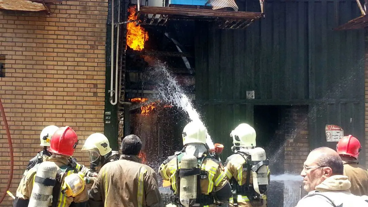 آتش سوزی انبار مواد شیمیایی در شهر ری مهار شد