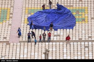 حاشیه دیدار استقلال خوزستان - پرسپولیس| آغاز بازی با تاخیر و توقف مسابقه به دلیل پرتاب سنگ/ آتش زدن پرچم پرسپولیس