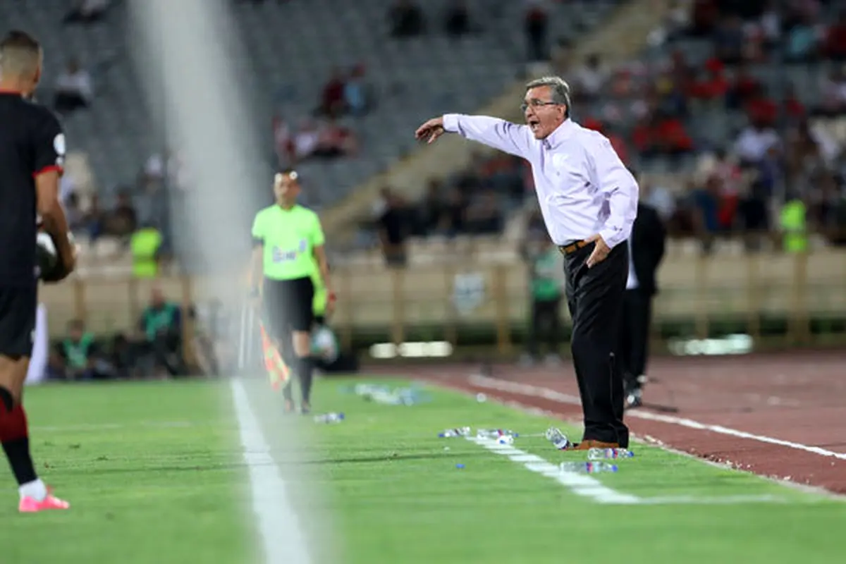 بازی در اهواز طبیعی نیست/این دیدار ۱۰ بار متوقف شد