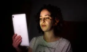 میزان ضرر نور تلفن همراه روی چشم چقدر است؟