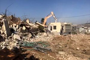 فلسطینی ها با دستان خود خانه هایشان را خراب می کنند