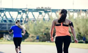 پیاده‌روی یا دویدن؟ کدام کالری بیشتری می سوزاند؟