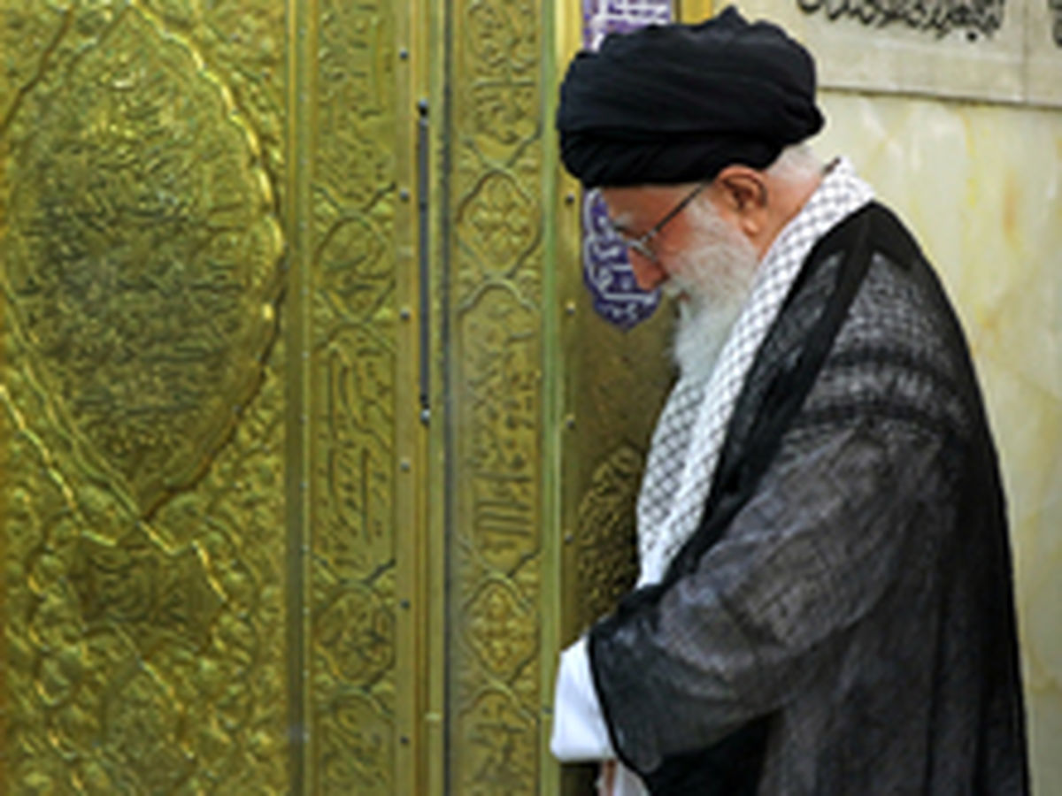 غبارروبی مضجع مطهر حضرت امام رضا (علیهالسلام) با حضور رهبر انقلاب
