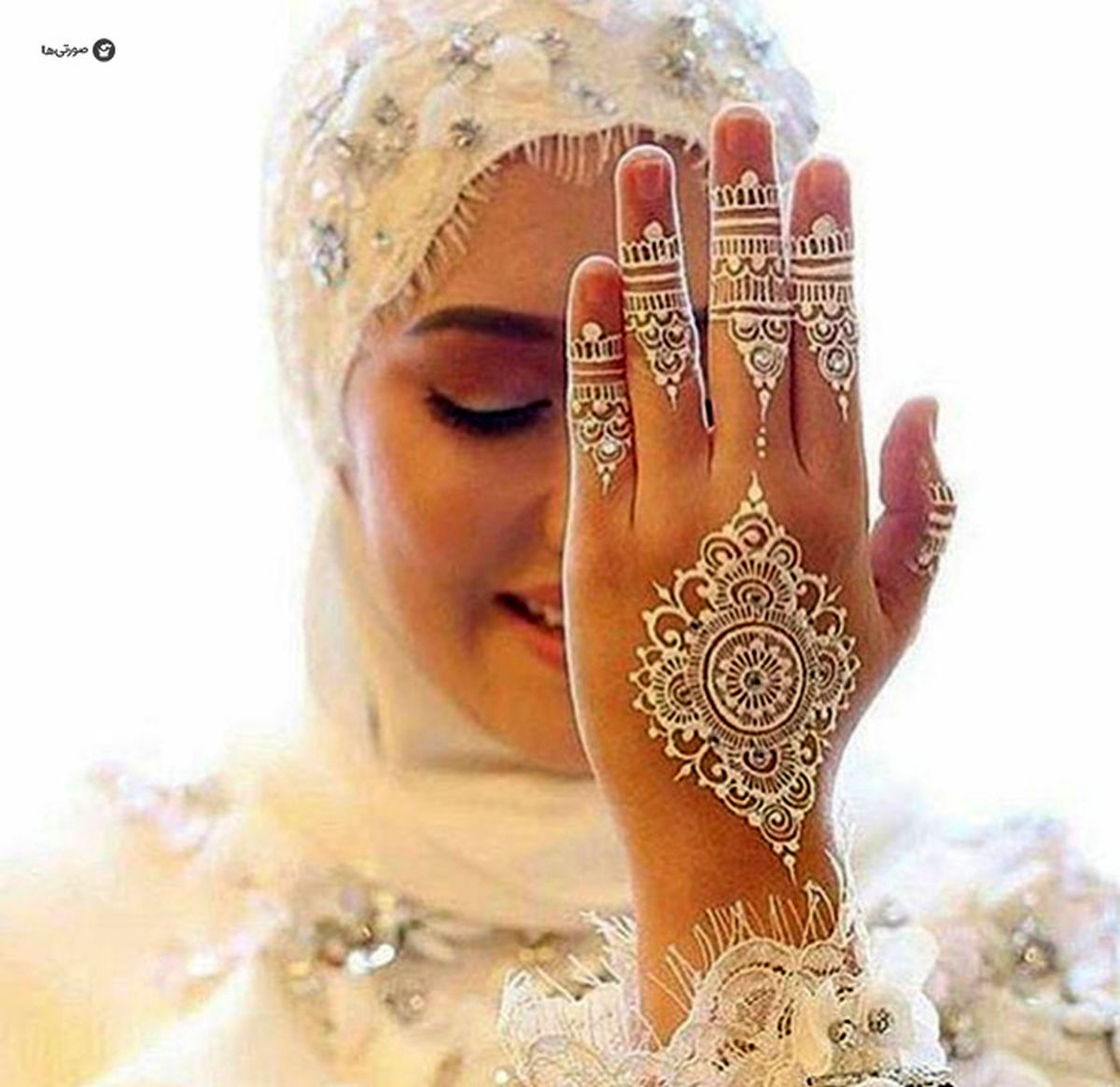 طراحیهای حنا بر روی دست عروس