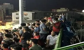 تصویری زیبا از نماز خواندن یک هوادار روی سکوهای استادیوم وطنی