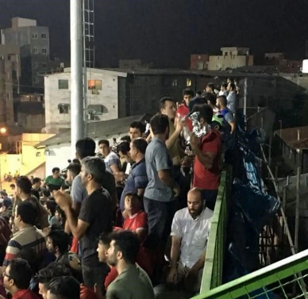 تصویری زیبا از نماز خواندن یک هوادار روی سکوهای استادیوم وطنی