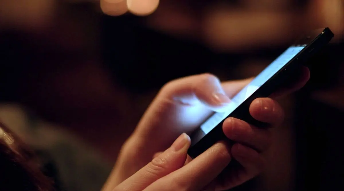 نور آبی موبایل کورتان می‌کند!