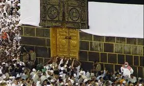 لحظه دستگیری زائری که قصد باز کردن درب کعبه را داشت!