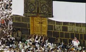 لحظه دستگیری زائری که قصد باز کردن درب کعبه را داشت!