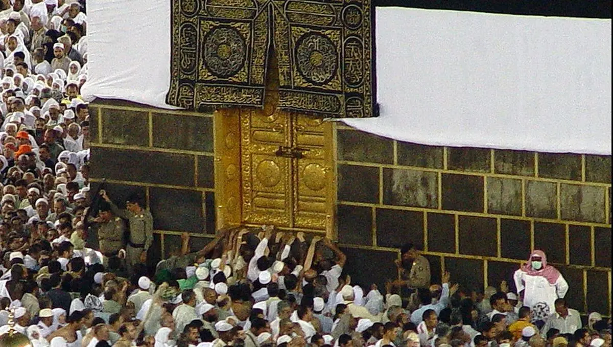 لحظه دستگیری زائری که قصد باز کردن درب کعبه را داشت!