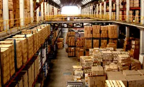 انبارهای احتکاری ظروف آشپزخانه، برنج و لاستیک در سیرجان کشف و پلمب شد