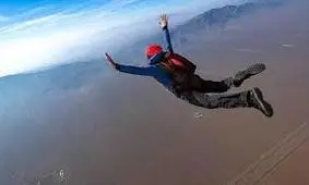 فیلم/ لحظه سقوط مرگبار یک چترباز به زمین