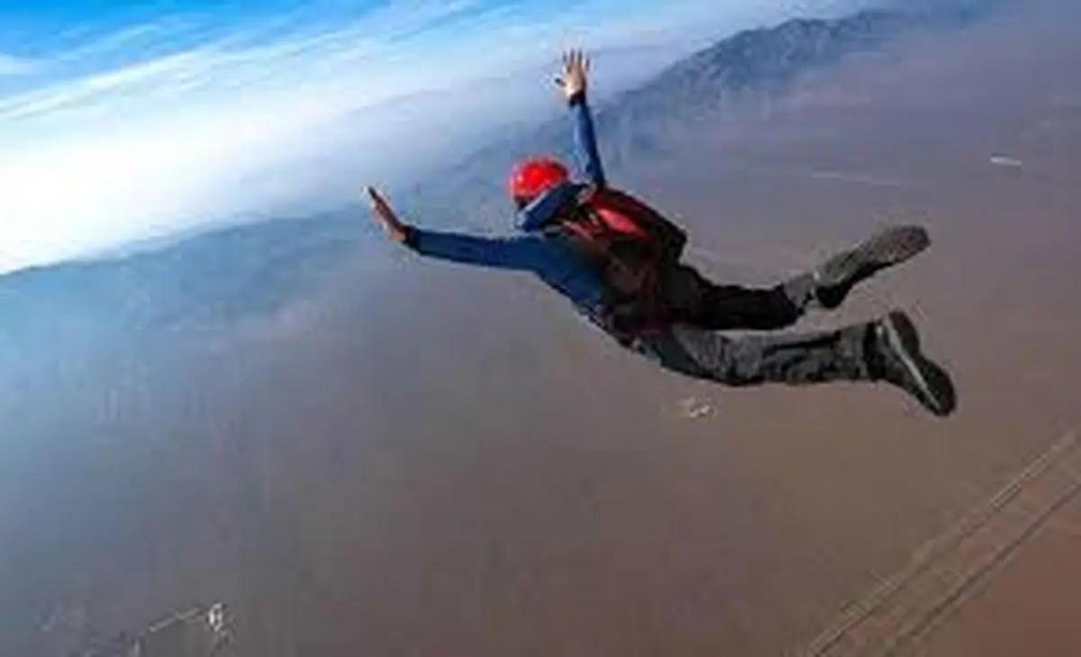 فیلم/ لحظه سقوط مرگبار یک چترباز به زمین